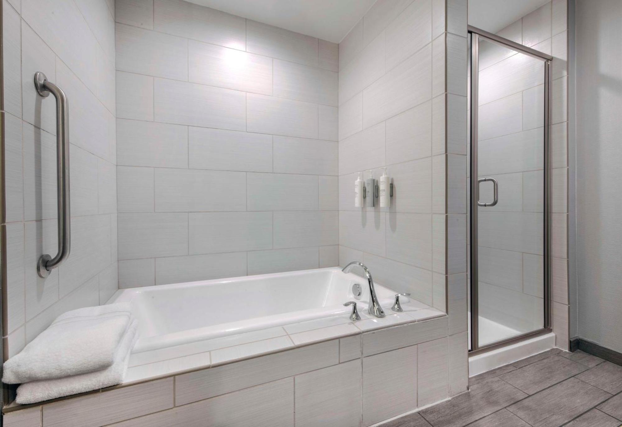 Hilton Garden Inn Raleigh Кері Екстер'єр фото